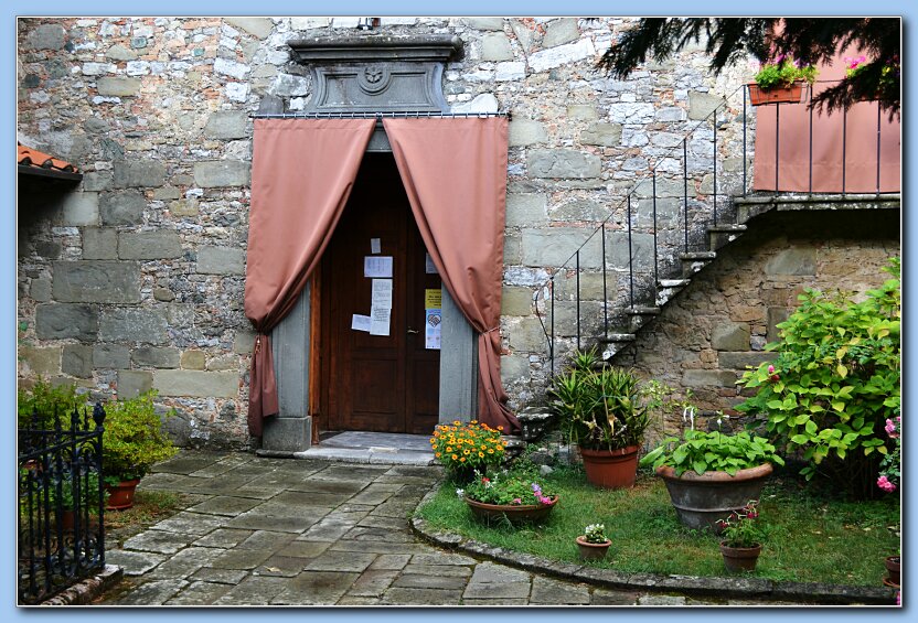 Casa Inglese church door